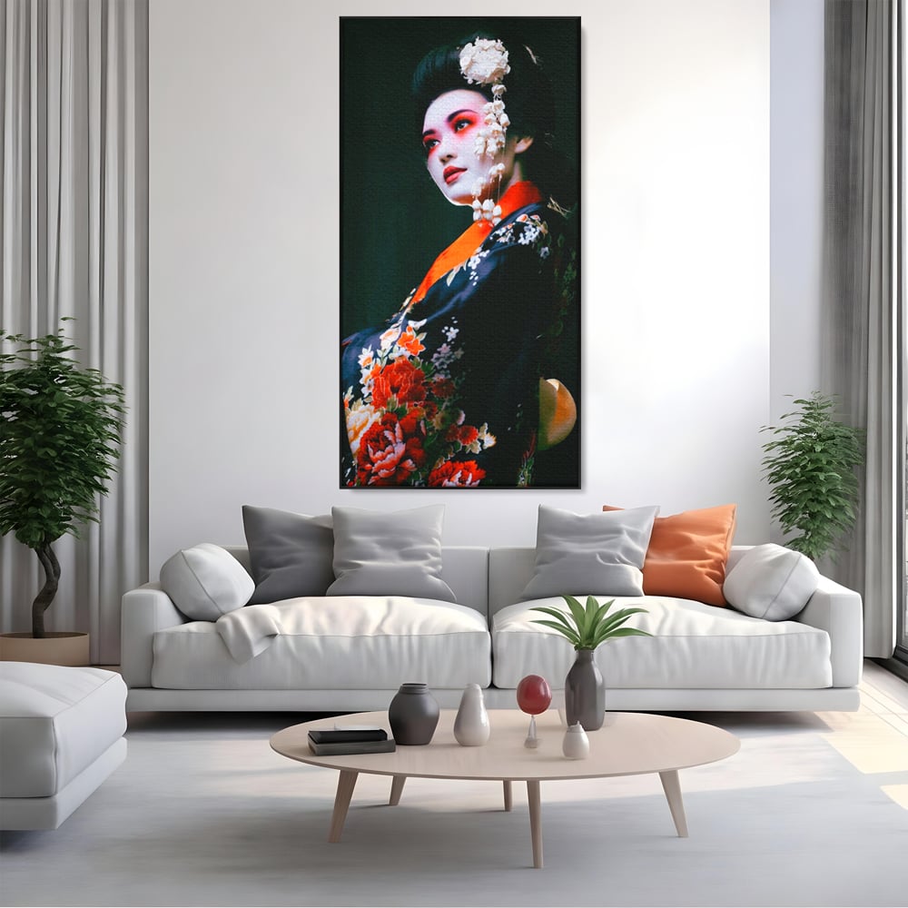 Tablou canvas cu tablou portret gheisa japoneza, in rama de aluminiu negru, pe perete intr-un living